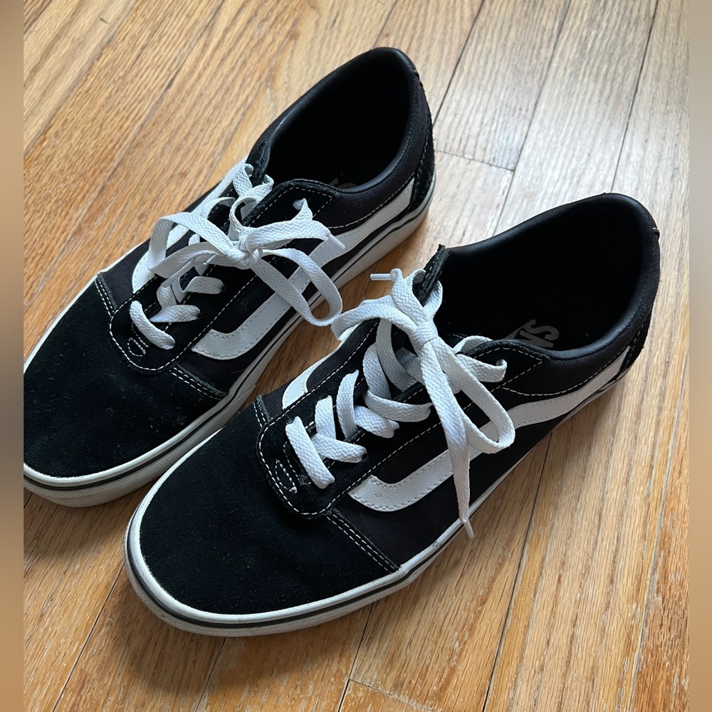 Women’s Classic Vans • Black and White • 9.5